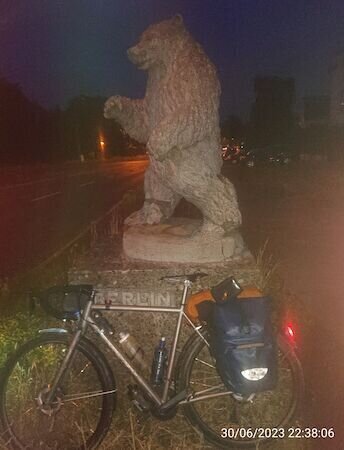 Fahrrad vor Berliner Bär bei Nacht