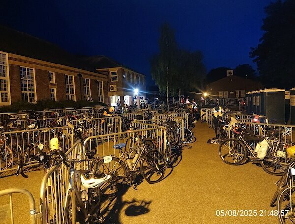 Zahlreiche geparkte Fahrräder bei Nacht