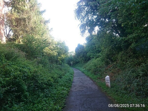 Radweg in einem schmalen Tal